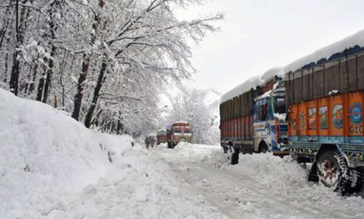 nearly 500 people stuck on jammu srinagar highway due to