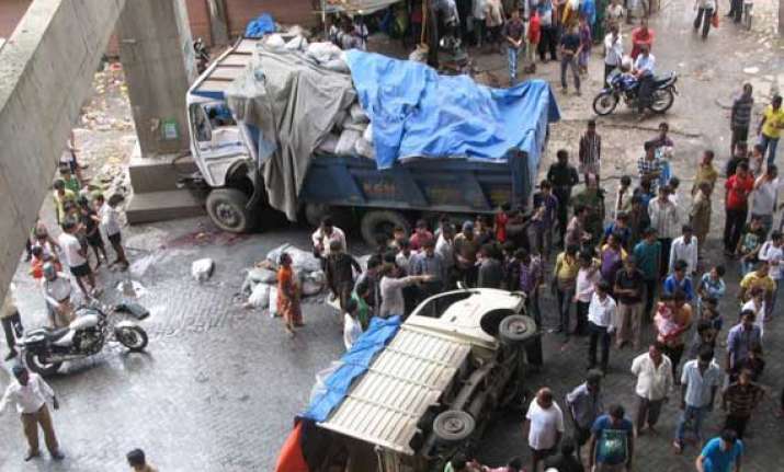 nine killed in tempo truck crash near mysore