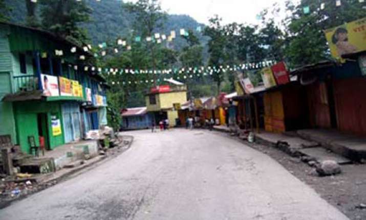 normal life disrupted in darjeeling due to bandh
