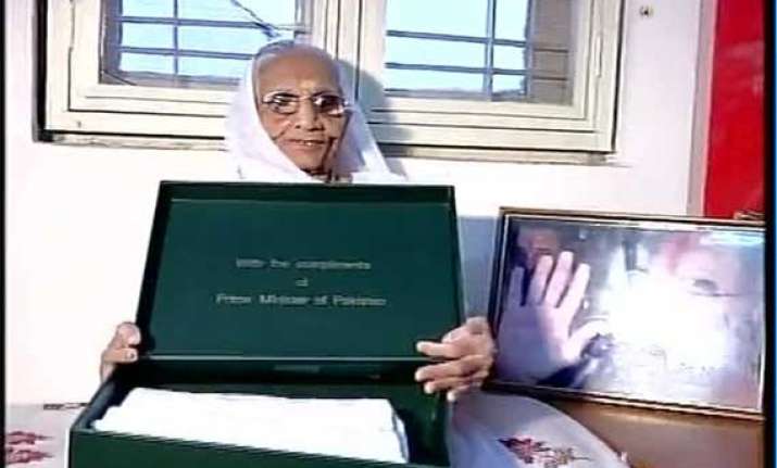 now nawaz sharif sends a sari for narendra modi s mother