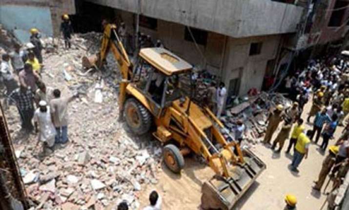 okhla building collapse 1 dead 3 injured