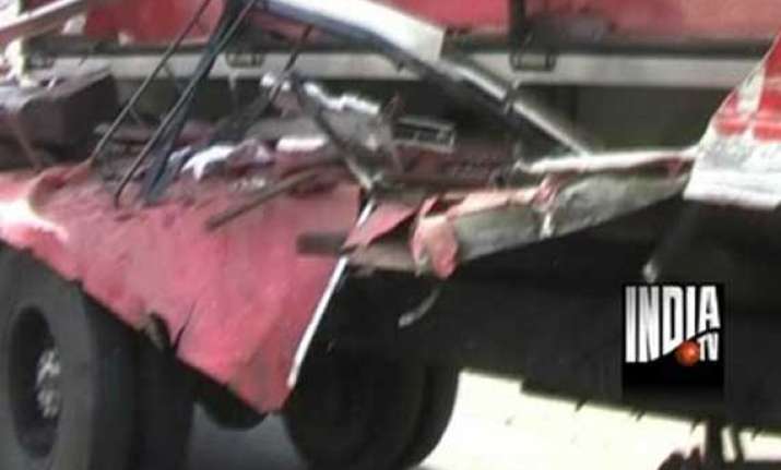 one dead 5 injured in collision on pune mumbai expressway