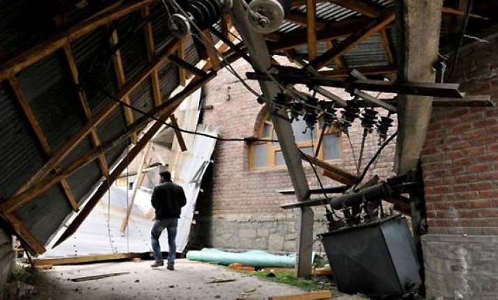 one killed 17 injured in kashmir storms