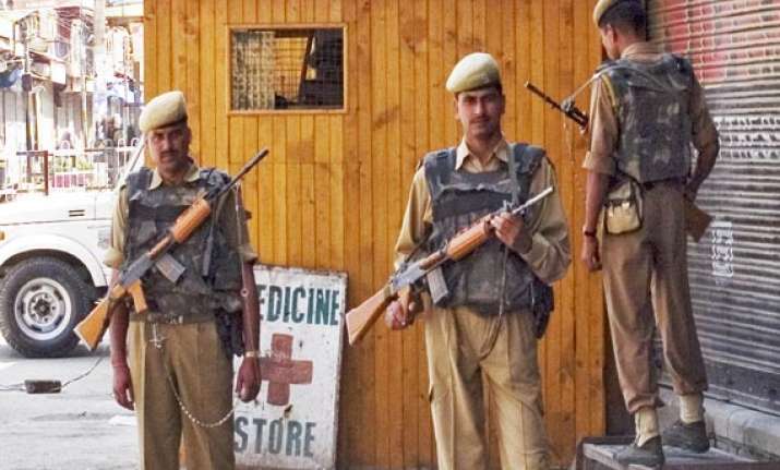 one killed as militants attack liquor shop in srinagar