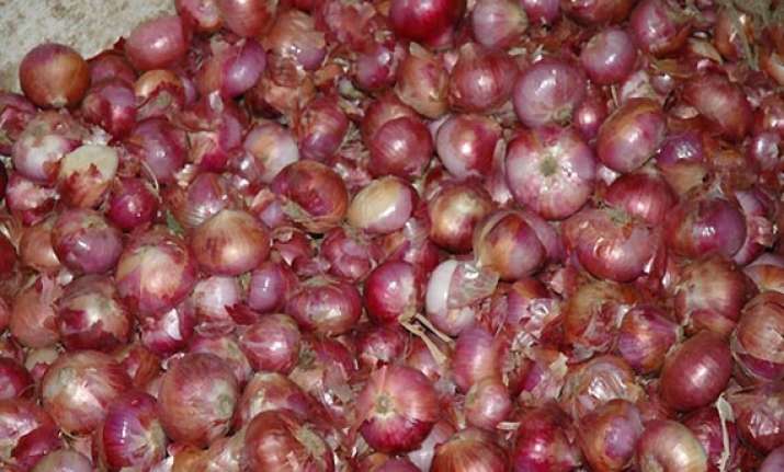 onion prices remain high at rs 60/kg wholesale rates soften
