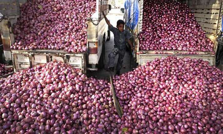 onion prices shoot up in nashik due to unseasonal rains
