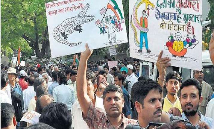 over one lakh netizens pledge to court arrest to back anna
