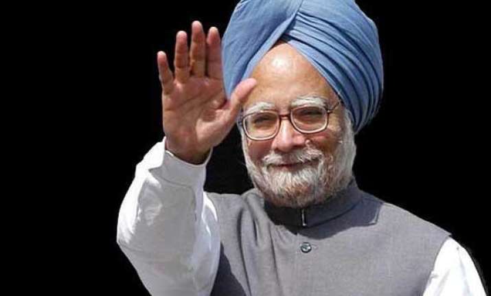 pm manmohan singh bids goodbye to personal staff