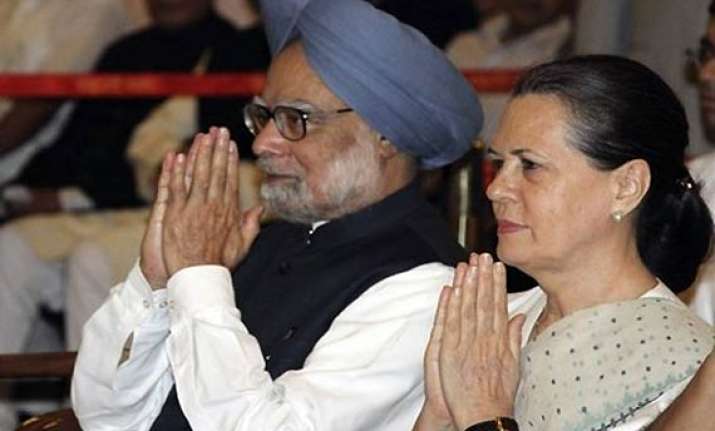 pm sonia give healing touch to grieving mumbaikars