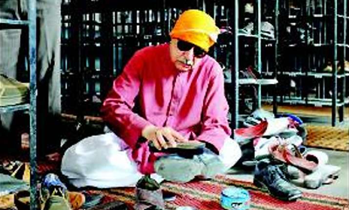 pak deputy attorney general polishes shoes at gurdwara