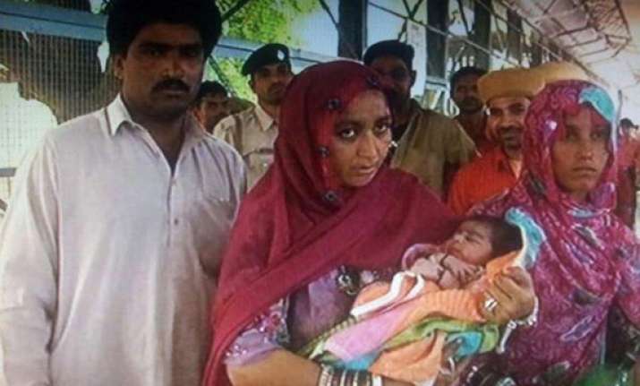 pakistan woman leaves for home with baby born in india
