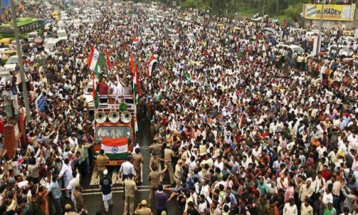 people police officer lose shoes in anna frenzy at rajghat