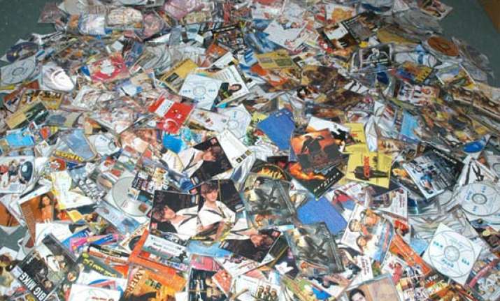 pirated dvds of theeya velai seiyyanum kumaru seized
