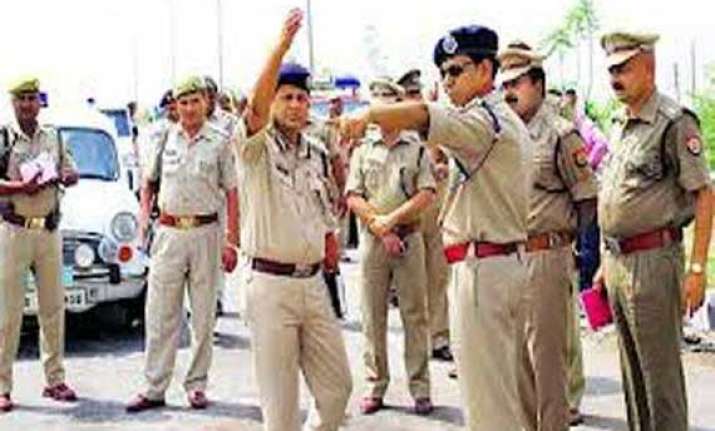 police mining mafia exchange fire in noida