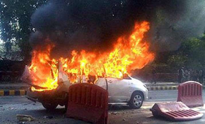 police hunt for bike assailant in israeli bomb attack