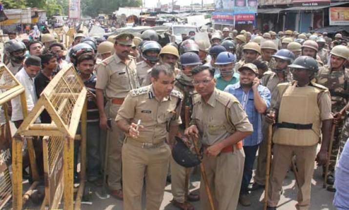 policeman opens fire in lucknow injures four