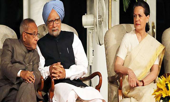 president pm sonia attend gujral s funeral