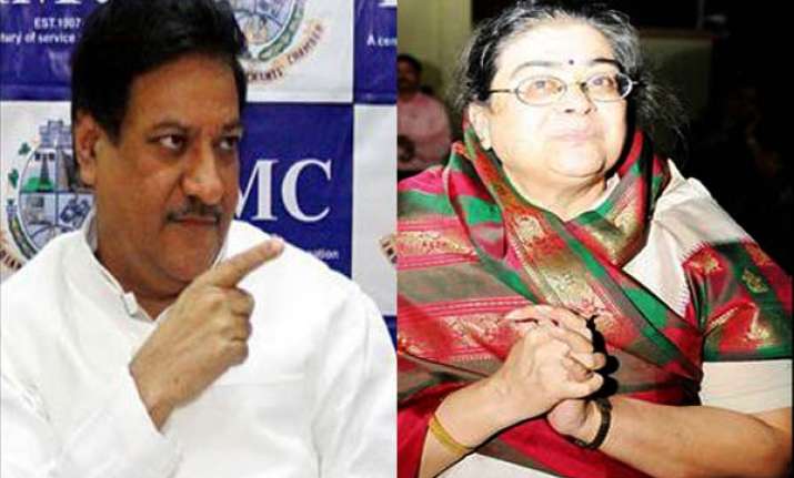 prithviraj chavan s wife robbed of her purse on train