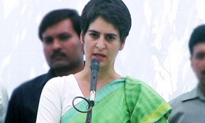 priyanka asks congress workers to stay away from groupism