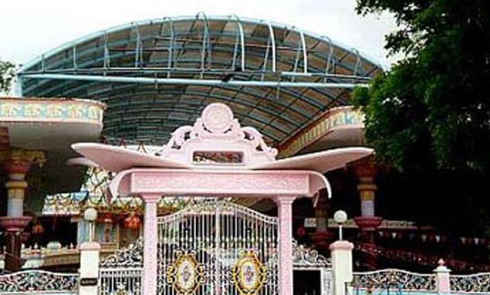 protest over mishandling of sathya sai trust funds