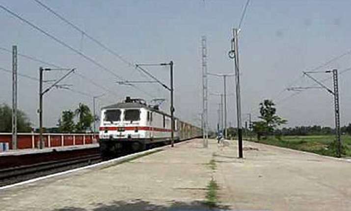 rail traffic on new delhi howrah route resumes