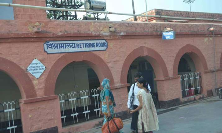 railway passengers can book retiring rooms in advance