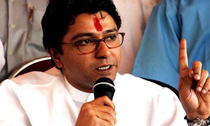 raj thackeray gives financial aid to tribal athlete