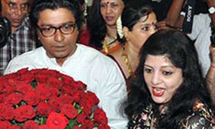 raj thackeray s wife mns workers refuse to pay toll
