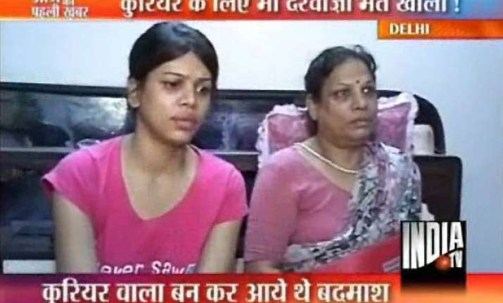 robbers as couriers hold delhi women hostages loot rs 2 cr