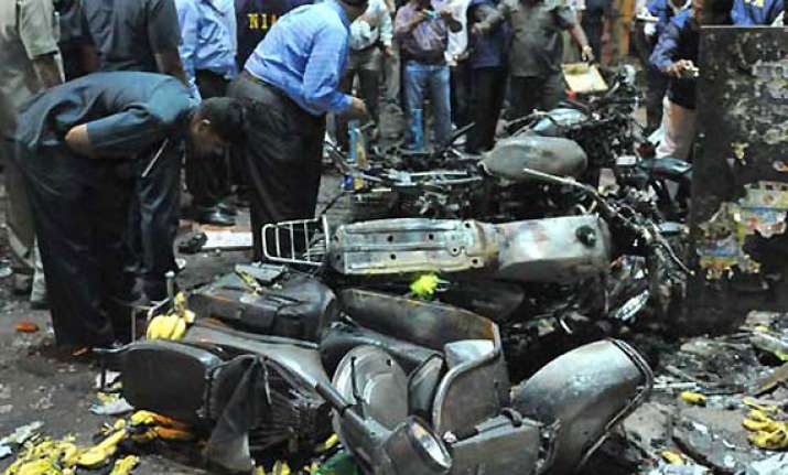 rs.10 lakh reward for information on hyderabad blasts