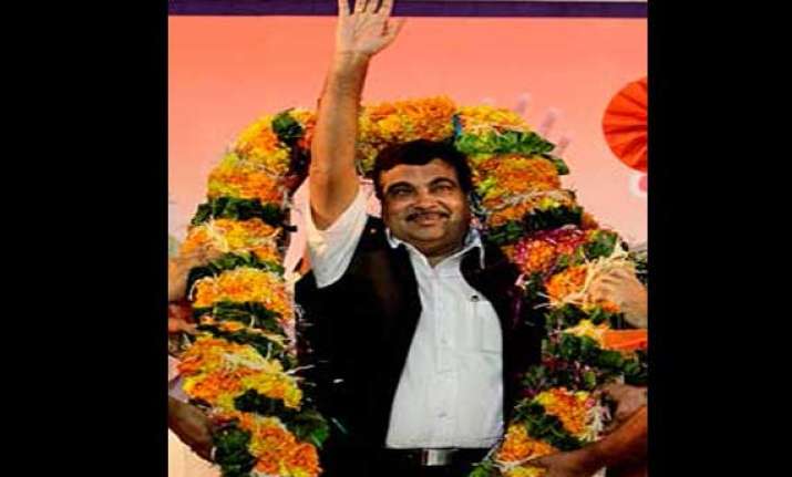 sp leader expelled from party for garlanding nitin gadkari