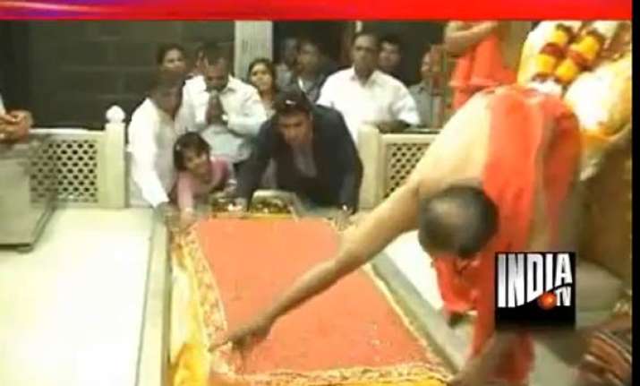 sai baba devotee offers fake gold chadar in shirdi