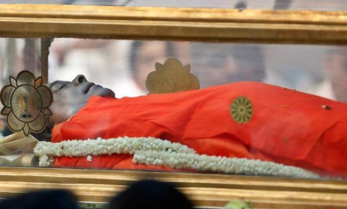 sathya sai baba laid to rest in samadhi