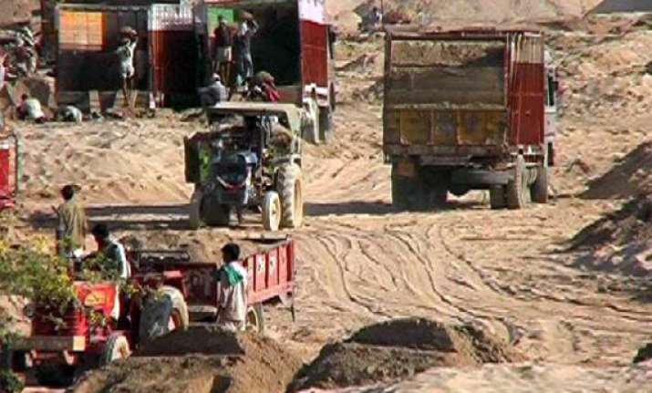 sand mafia allegedly fire on police in mp