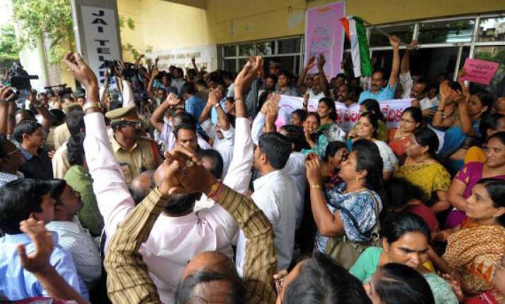 seemandhra bandh enters second day normal life hit