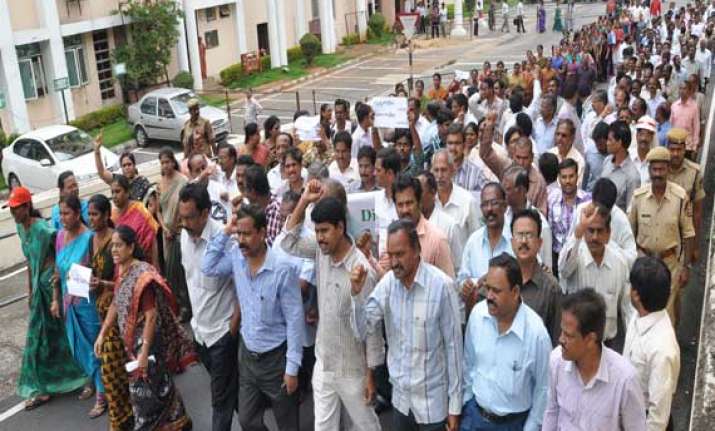 seemandhra employees to go on indefinite strike from feb 6