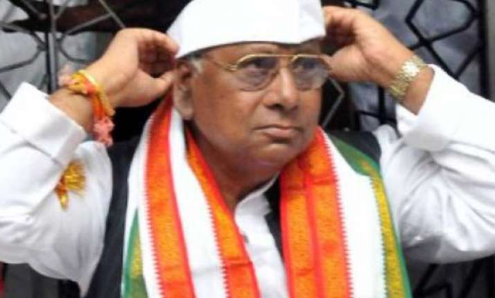 seemandhra protestors attack telangana mp at tirupati