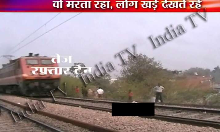 shame man with severed legs lay on delhi agra track for 40