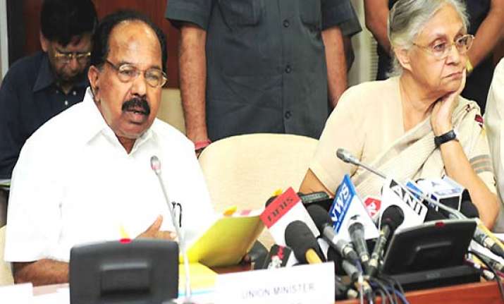sheila dikshit meets moily raises lpg delivery problems in