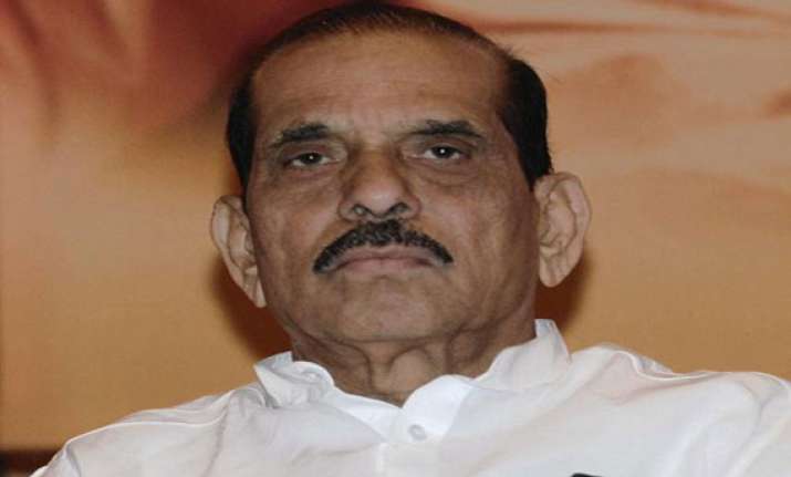 shiv sena workers force manohar joshi to leave dussehra