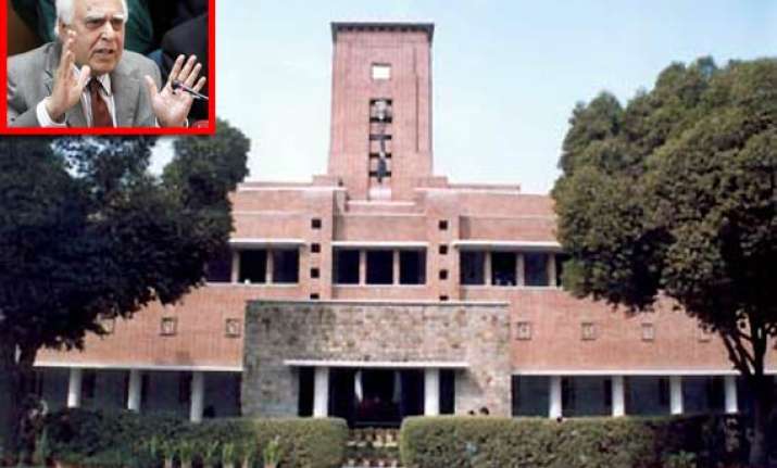 sibal blasts srcc for high cutoff promises to intervene