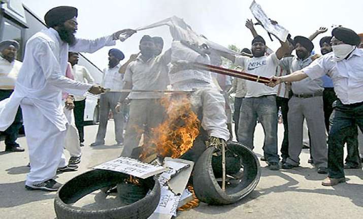 sikhs protest against remarks of asaram spokesperson