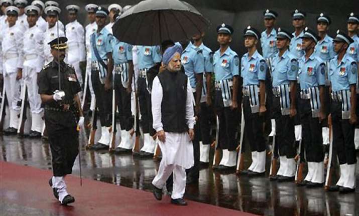 singh becomes third pm to hoist flag at red fort for 8th