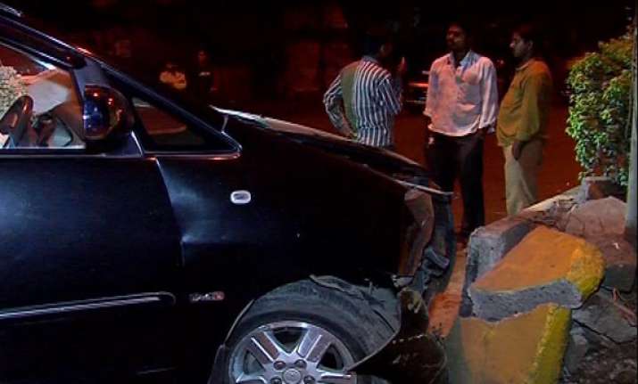 six injured in car collision in andheri mumbai