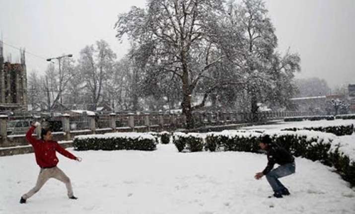 snow rains lash himachal temp dips below freezing point
