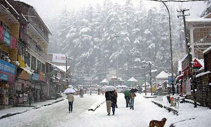 snowfall continues in manali