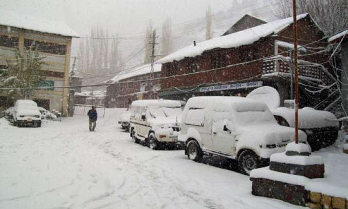snowfall widespread rains lash himachal 150 rescued