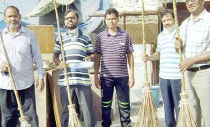 social servers kick start cleaning drive in jamia nagar