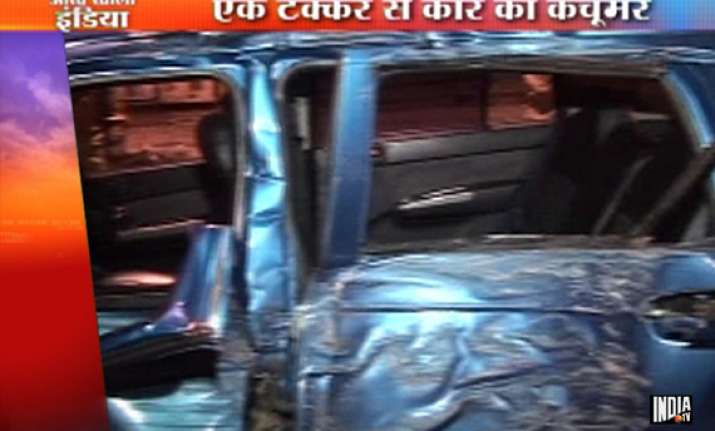 speeding car in mumbai hits tree divider 7 injured