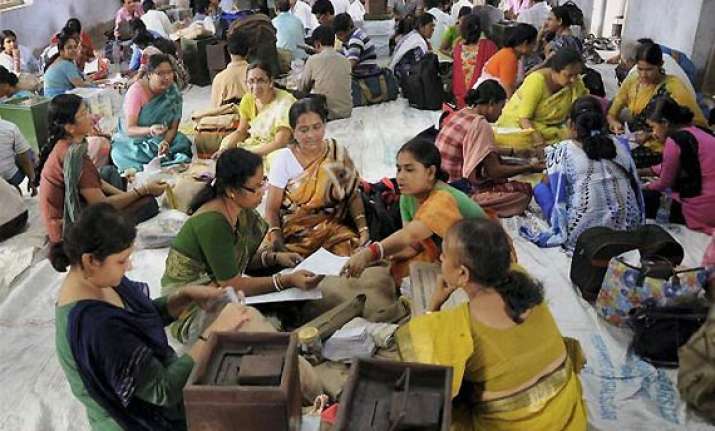 two die in final phase of bengal panchayat polls